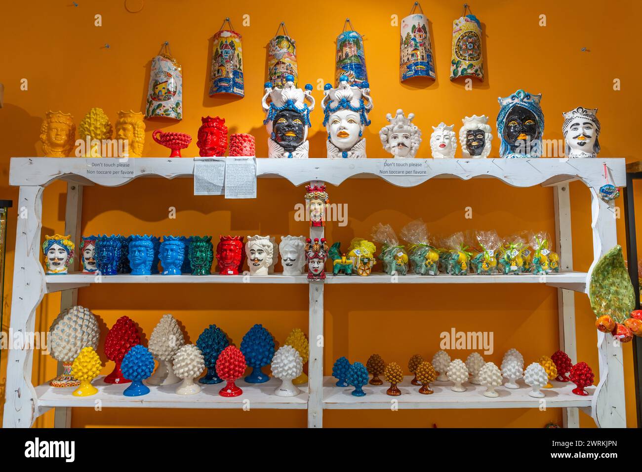 I moreschi si dirigono in un negozio di souvenir nel villaggio di Marzamemi, sull'isola di Sicilia, in Italia Foto Stock