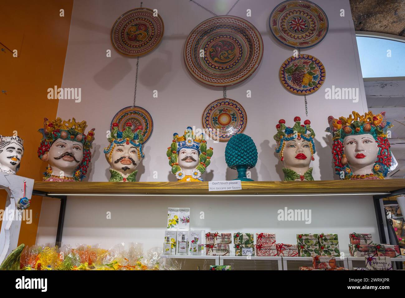 I moreschi si dirigono in un negozio di souvenir nel villaggio di Marzamemi, sull'isola di Sicilia, in Italia Foto Stock