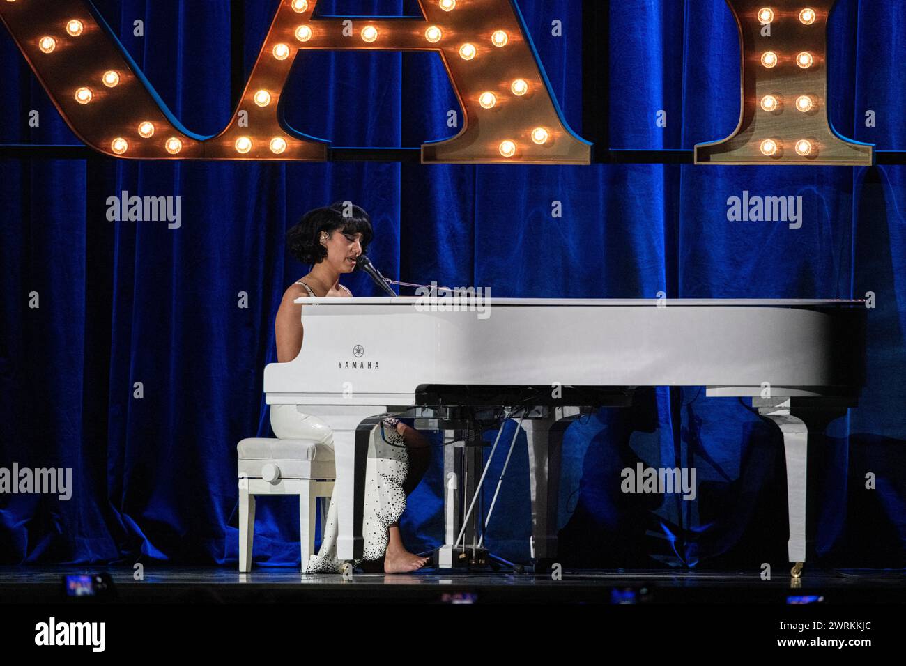 RAYE si esibisce dal vivo alla cerimonia di premiazione BRIT 2024, O2 Arena, Londra, il 2 marzo 2024 RAYE (Rachel Agatha Keen) è una cantautrice inglese Foto Stock