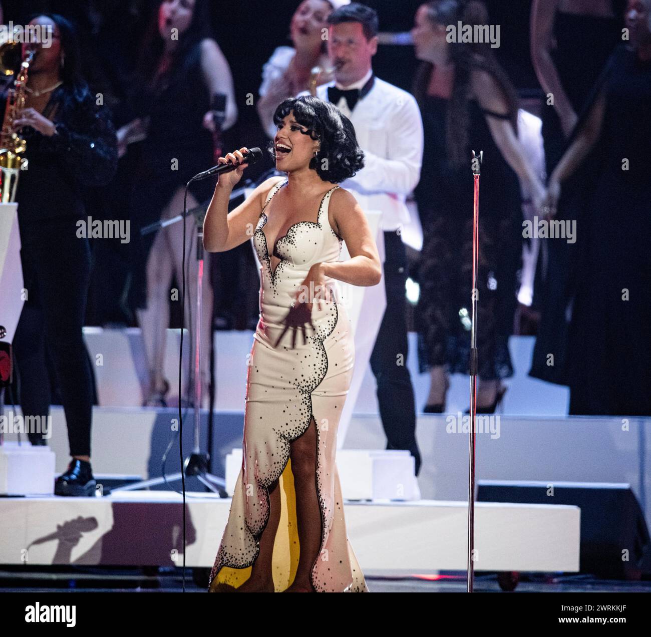RAYE si esibisce dal vivo alla cerimonia di premiazione BRIT 2024, O2 Arena, Londra, il 2 marzo 2024 RAYE (Rachel Agatha Keen) è una cantautrice inglese Foto Stock