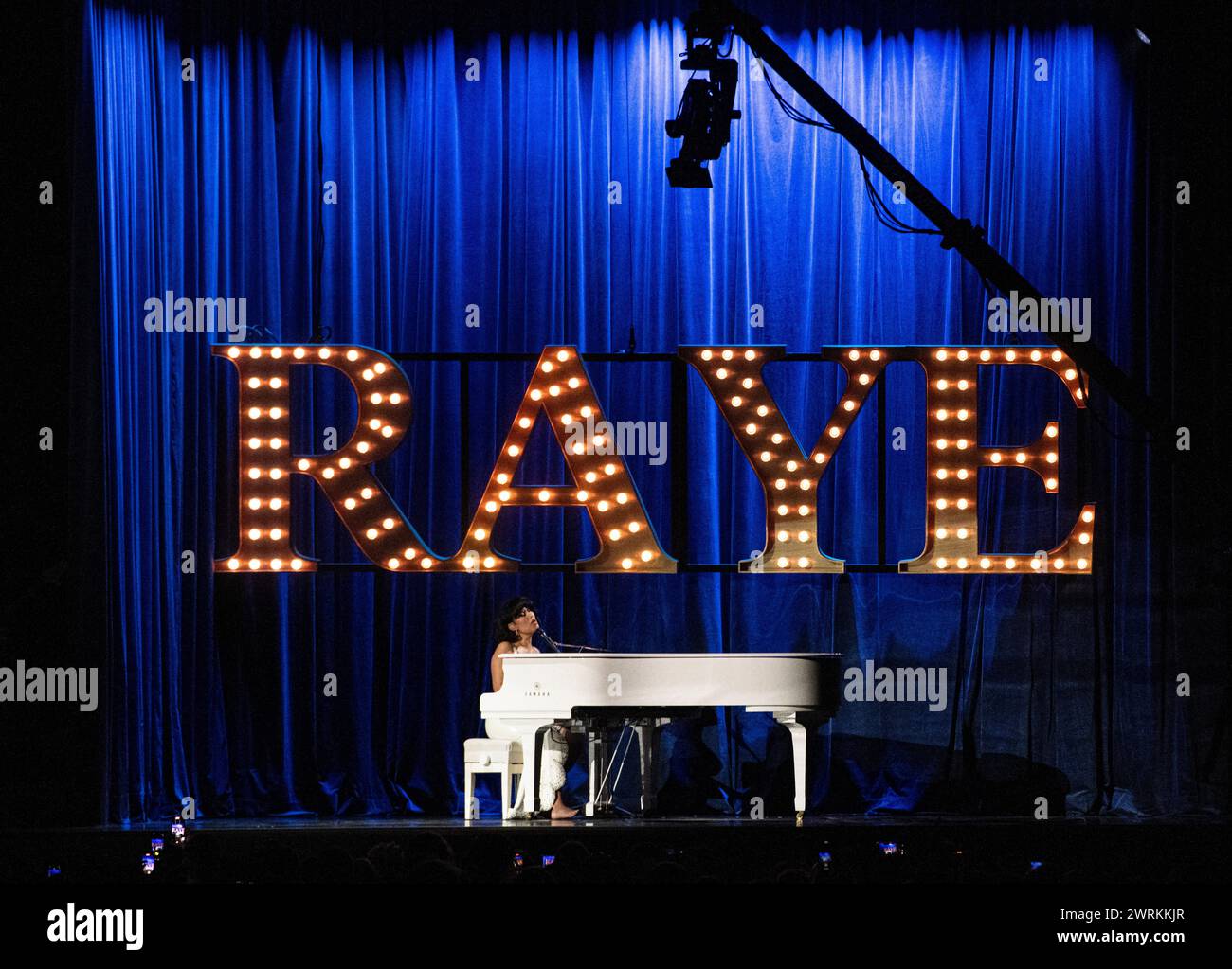 RAYE si esibisce dal vivo alla cerimonia di premiazione BRIT 2024, O2 Arena, Londra, il 2 marzo 2024 RAYE (Rachel Agatha Keen) è una cantautrice inglese Foto Stock