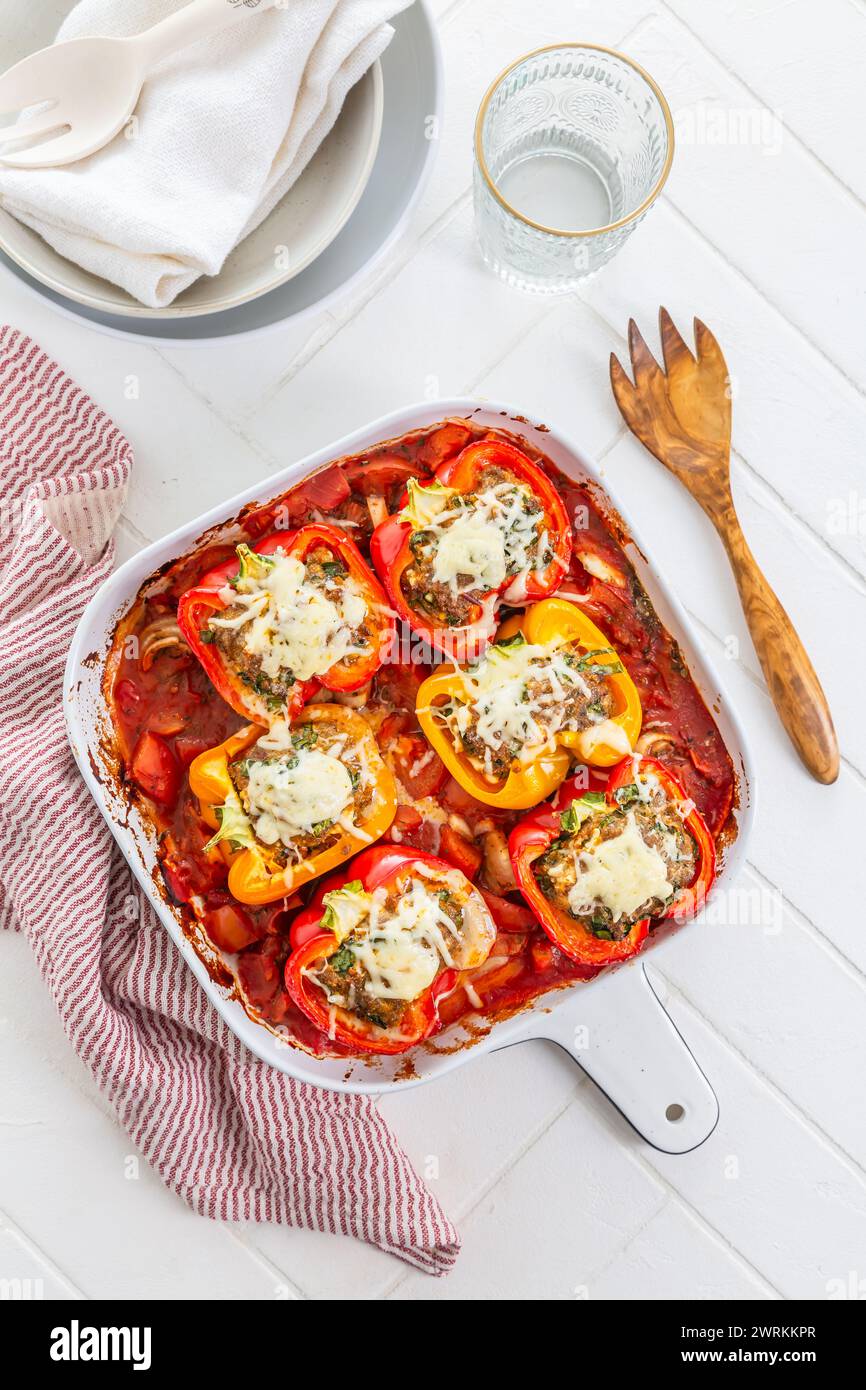Peperoni ripieni di carne macinata, formaggio feta, ramson e pomodori in casseruola Foto Stock