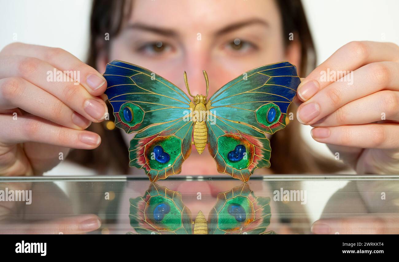 Bellmans, Londra, Regno Unito. 13 marzo 2024. Gli appassionati di Belle Arti di Bellmans presentano in anteprima i lavori delle prossime vendite. Tra i punti salienti ricordiamo: La collezione Anthony Gardner, la fibbia a farfalla smaltata di Piel Freres, l'asta del 16 aprile nel Sussex. Crediti: Malcolm Park/Alamy Live News Foto Stock