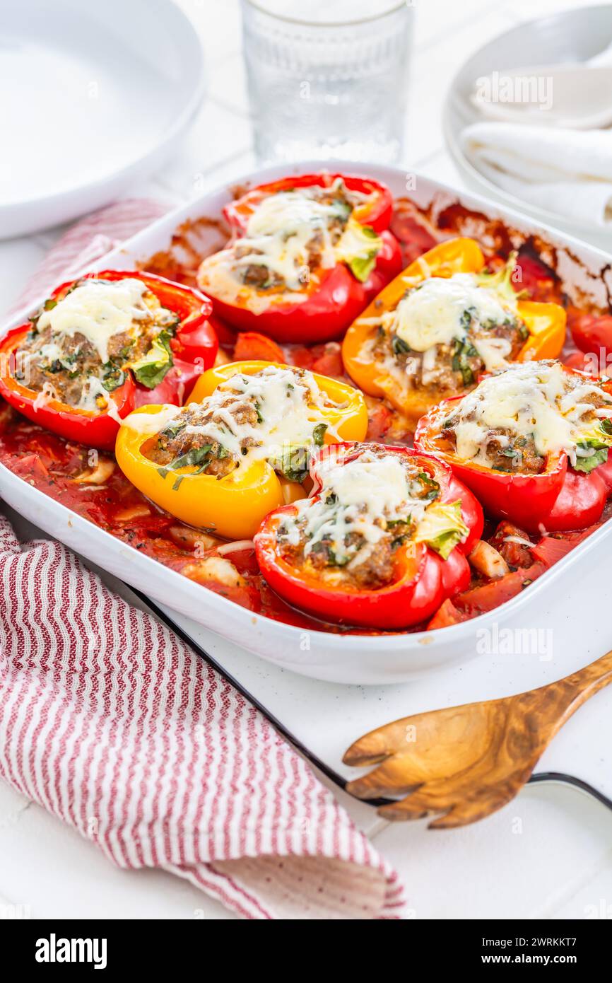 Peperoni ripieni di carne macinata, formaggio feta, ramson e pomodori in casseruola Foto Stock