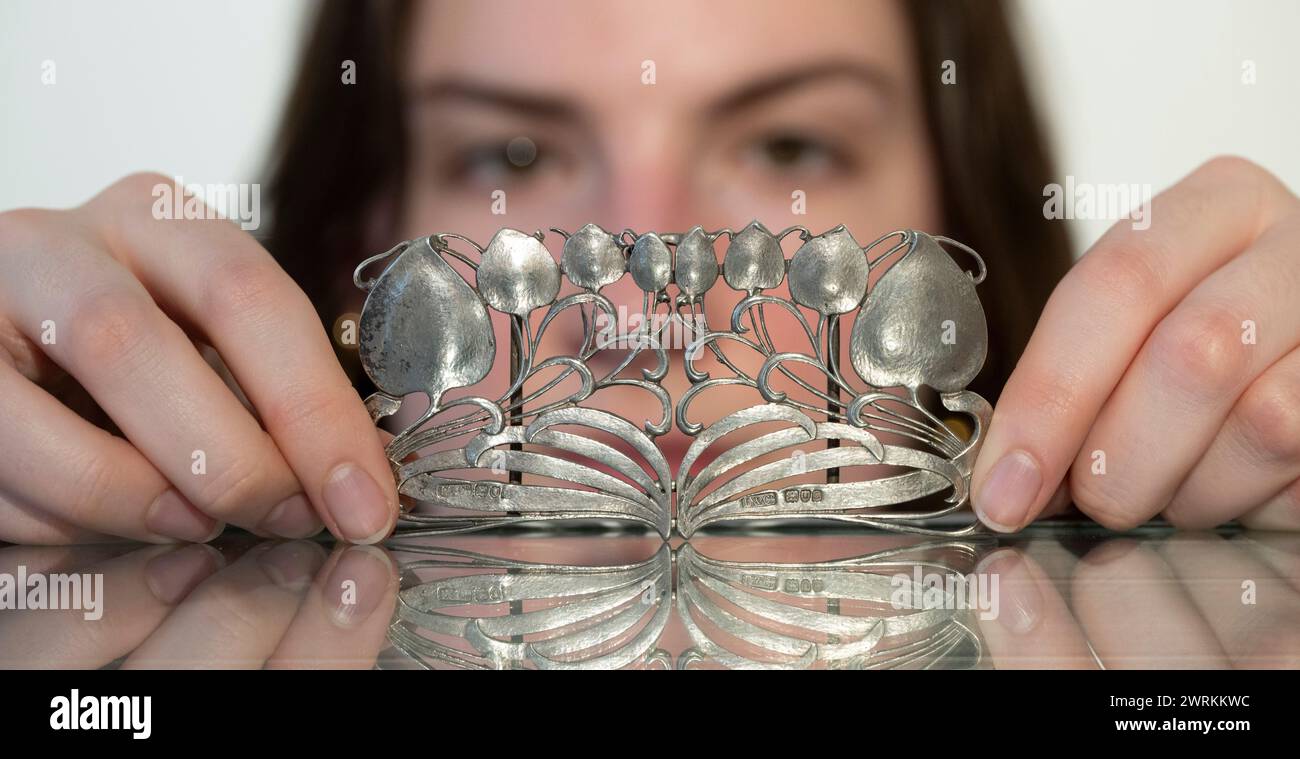 Bellmans, Londra, Regno Unito. 13 marzo 2024. Gli appassionati di Belle Arti di Bellmans presentano in anteprima i lavori delle prossime vendite. Le attrazioni principali includono: La collezione Anthony Gardner, Liberty & Co fibbia in vita Art Nouveau argentata del 1900, asta del 16 aprile nel Sussex. Crediti: Malcolm Park/Alamy Live News Foto Stock