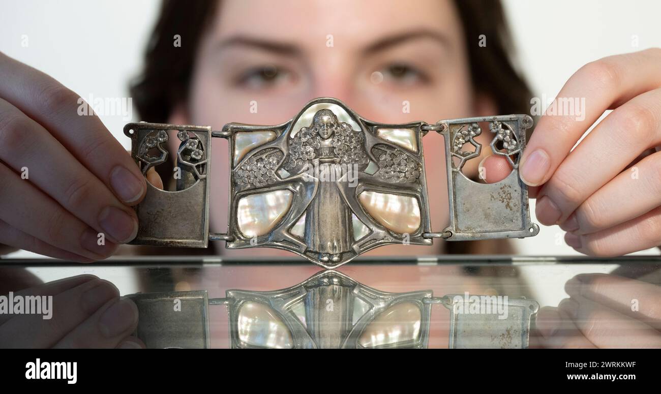 Bellmans, Londra, Regno Unito. 13 marzo 2024. Gli appassionati di Belle Arti di Bellmans presentano in anteprima i lavori delle prossime vendite. I punti salienti includono: La collezione Anthony Gardner, fibbia in vita argento e madreperla, design Art Nouveau, asta 16 aprile nel Sussex. Crediti: Malcolm Park/Alamy Live News Foto Stock