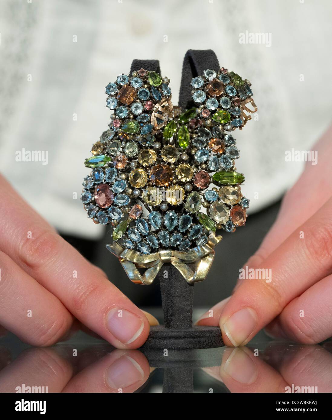 Bellmans, Londra, Regno Unito. 13 marzo 2024. Gli appassionati di Belle Arti di Bellmans presentano in anteprima i lavori delle prossime vendite. Tra i punti salienti ricordiamo: La collezione Anthony Gardner, la spilla e l'orecchino Gemset in forma di bouquet, attribuiti alla designer anni '1930 Dorrie Nossiter, asta il 16 aprile nel Sussex. Crediti: Malcolm Park/Alamy Live News Foto Stock