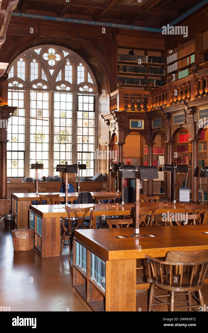 Libri storici presso la Bodleian Library nell'Oxfordshire, nel Regno Unito Foto Stock