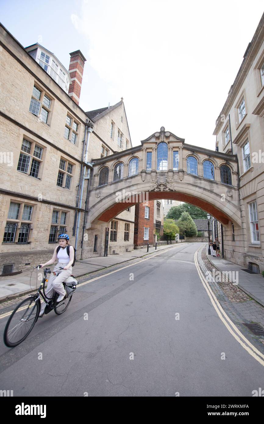 Un ciclista passa sotto l'Hertford Bridge a Oxford, nel Regno Unito Foto Stock