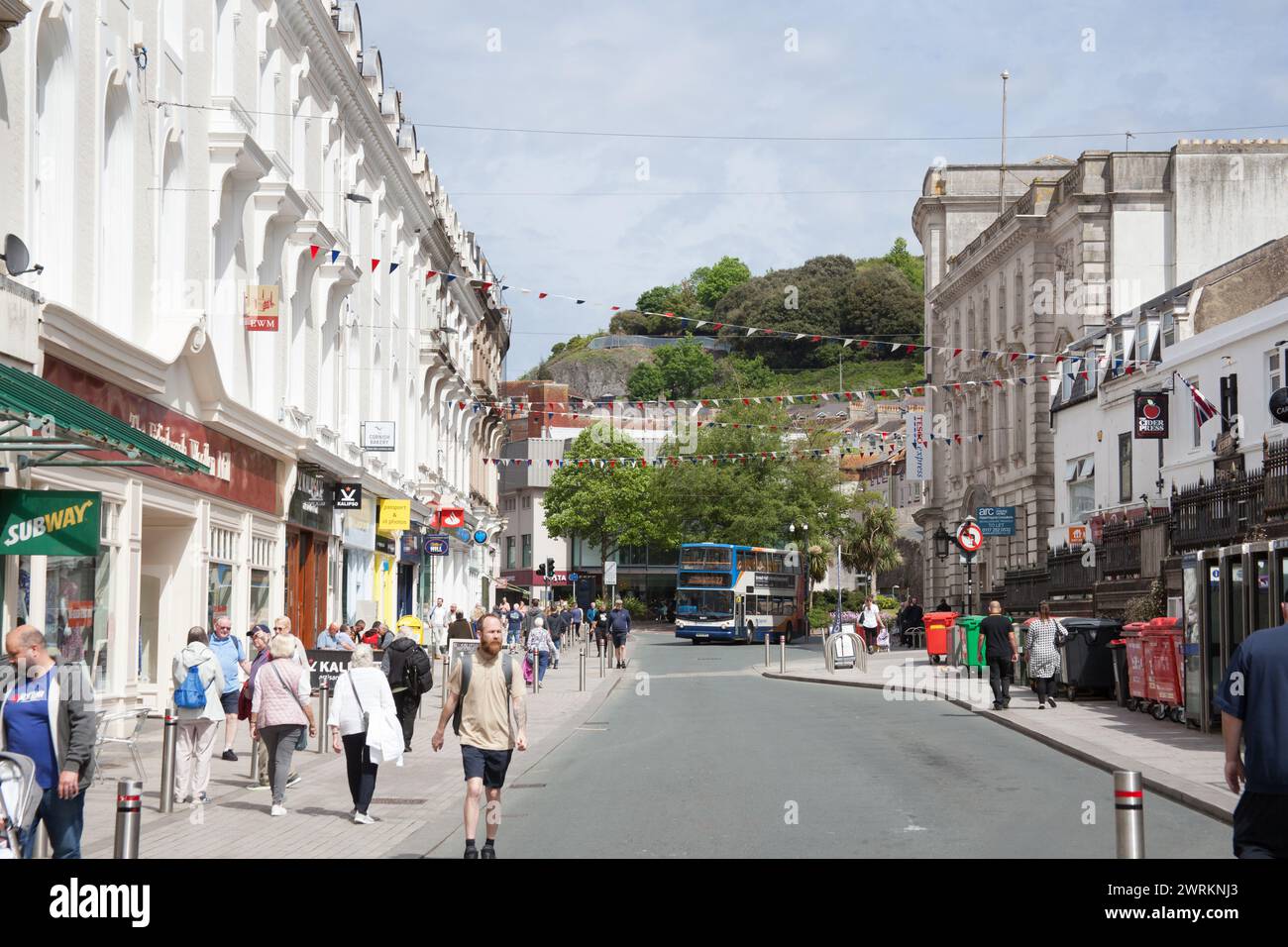 Gente che fa shopping a Fleet Street, Torquay nel Devon, nel Regno Unito Foto Stock