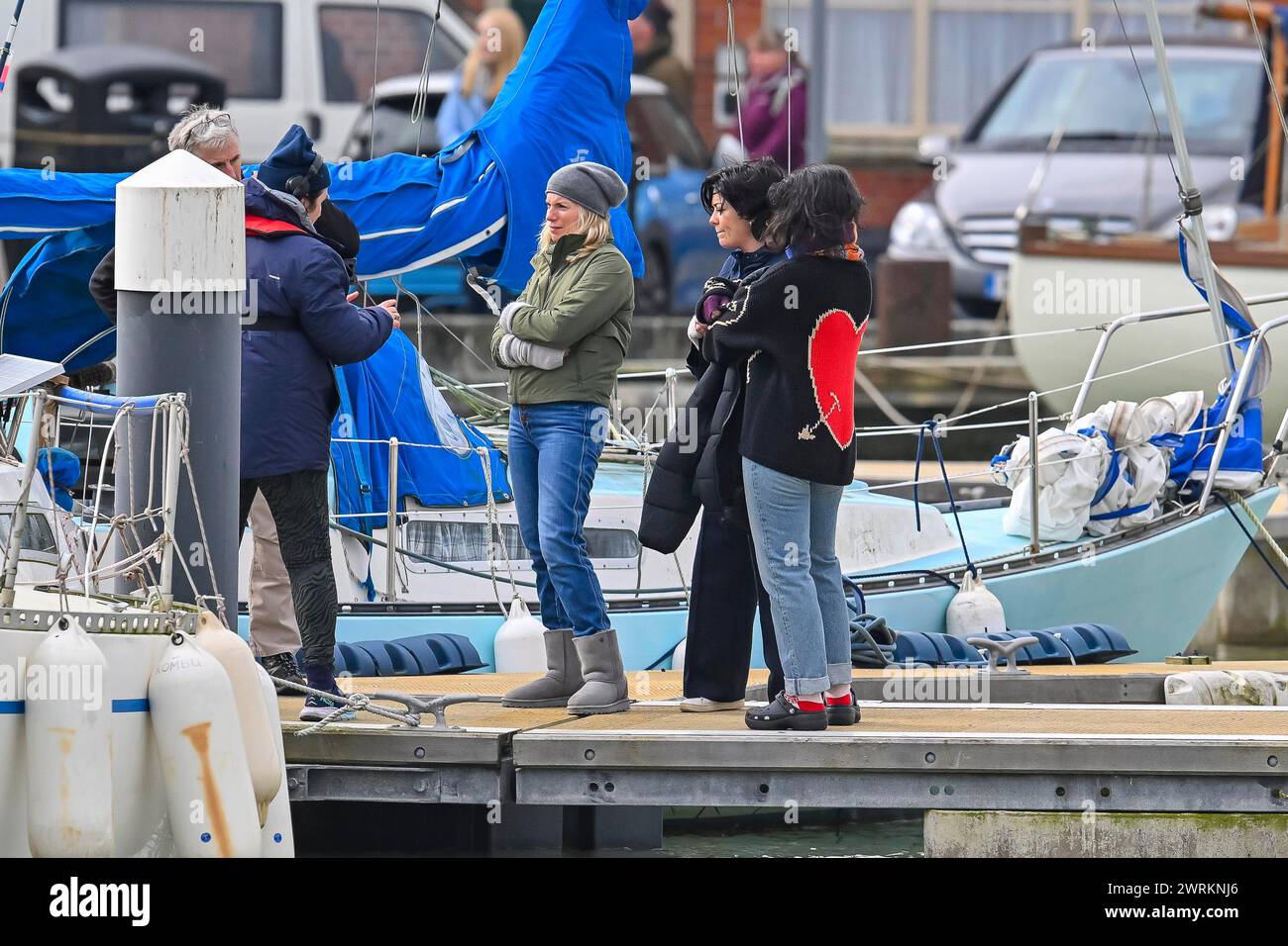 Weymouth, Dorset, Regno Unito. 13 marzo 2024. La serie televisiva irlandese di commedia nera Bad Sisters sviluppata da Sharon Horgan, Dave Finkel e Brett Baer, sta girando al porto di Weymouth nel Dorset con Sarah Greene nel ruolo di Bibi Garvey, Eva Birthistle nel ruolo di Ursula Flynn e Eve Hewson nel ruolo di Becka Garvey, che stanno facendo scene sul porto e sullo yacht chiamato Grand Cru. Crediti fotografici: Graham Hunt/Alamy Live News Foto Stock