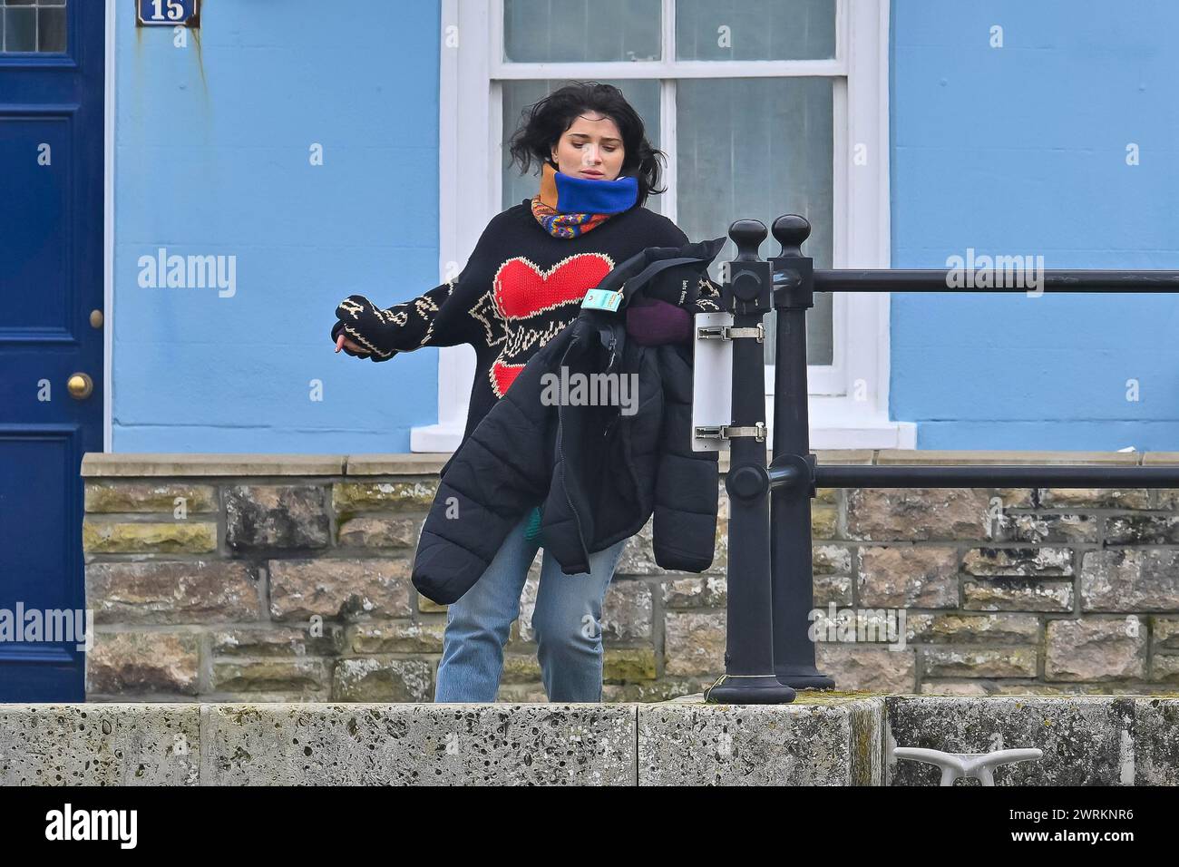 Weymouth, Dorset, Regno Unito. 13 marzo 2024. La serie televisiva irlandese di commedia nera Bad Sisters sviluppata da Sharon Horgan, Dave Finkel e Brett Baer, sta girando al porto di Weymouth nel Dorset con Sarah Greene nel ruolo di Bibi Garvey, Eva Birthistle nel ruolo di Ursula Flynn e Eve Hewson nel ruolo di Becka Garvey, che stanno facendo scene sul porto e sullo yacht chiamato Grand Cru. Crediti fotografici: Graham Hunt/Alamy Live News Foto Stock