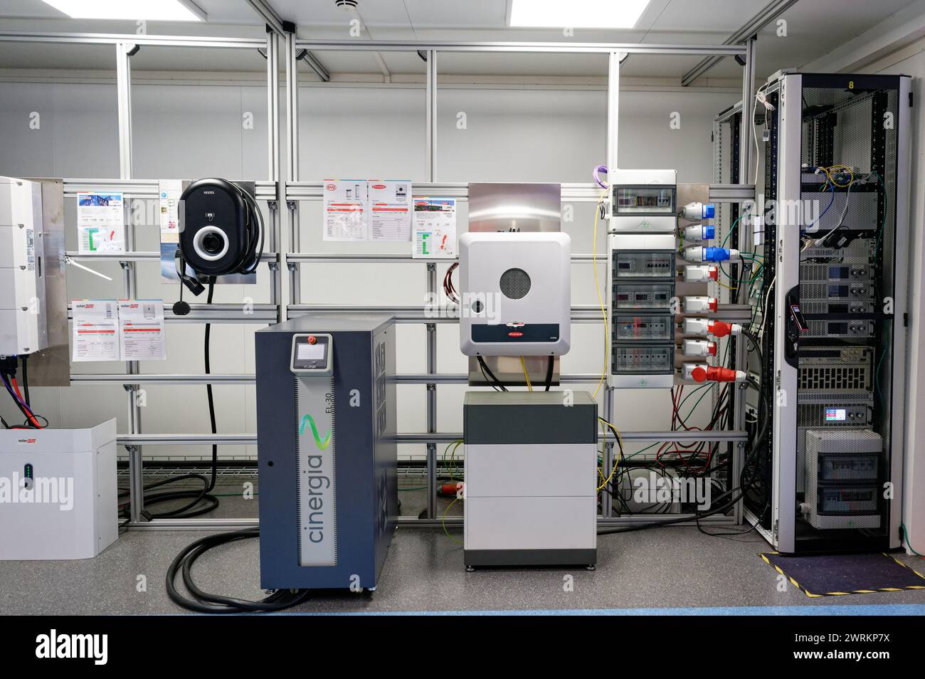 Essen, Germania. 13 marzo 2024. L'Eon TestingLab sta testando un'installazione domestica a famiglia singola con un wallbox e un'unità di immagazzinamento dell'energia. Eon, il più grande fornitore di energia e gestore di reti di distribuzione della Germania, intende investire molto di più di quanto pianificato in precedenza nei prossimi anni. Credito: Henning Kaiser/dpa/Alamy Live News Foto Stock