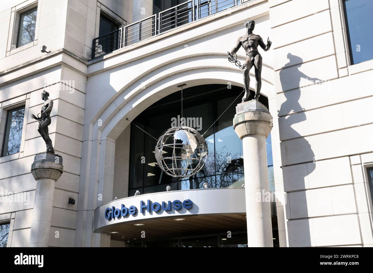 Ingresso al quartier generale della British American Tobacco plc (BAT) presso Globe House, 4 Temple Place, Londra, Inghilterra, Regno Unito. GMW Architects Foto Stock