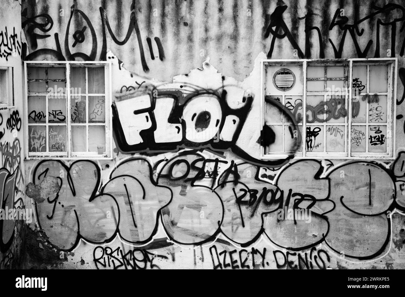 Splendida arte murale di Lisbona: Vivaci murales mostrano la ricca diversità culturale e lo spirito creativo della città Foto Stock