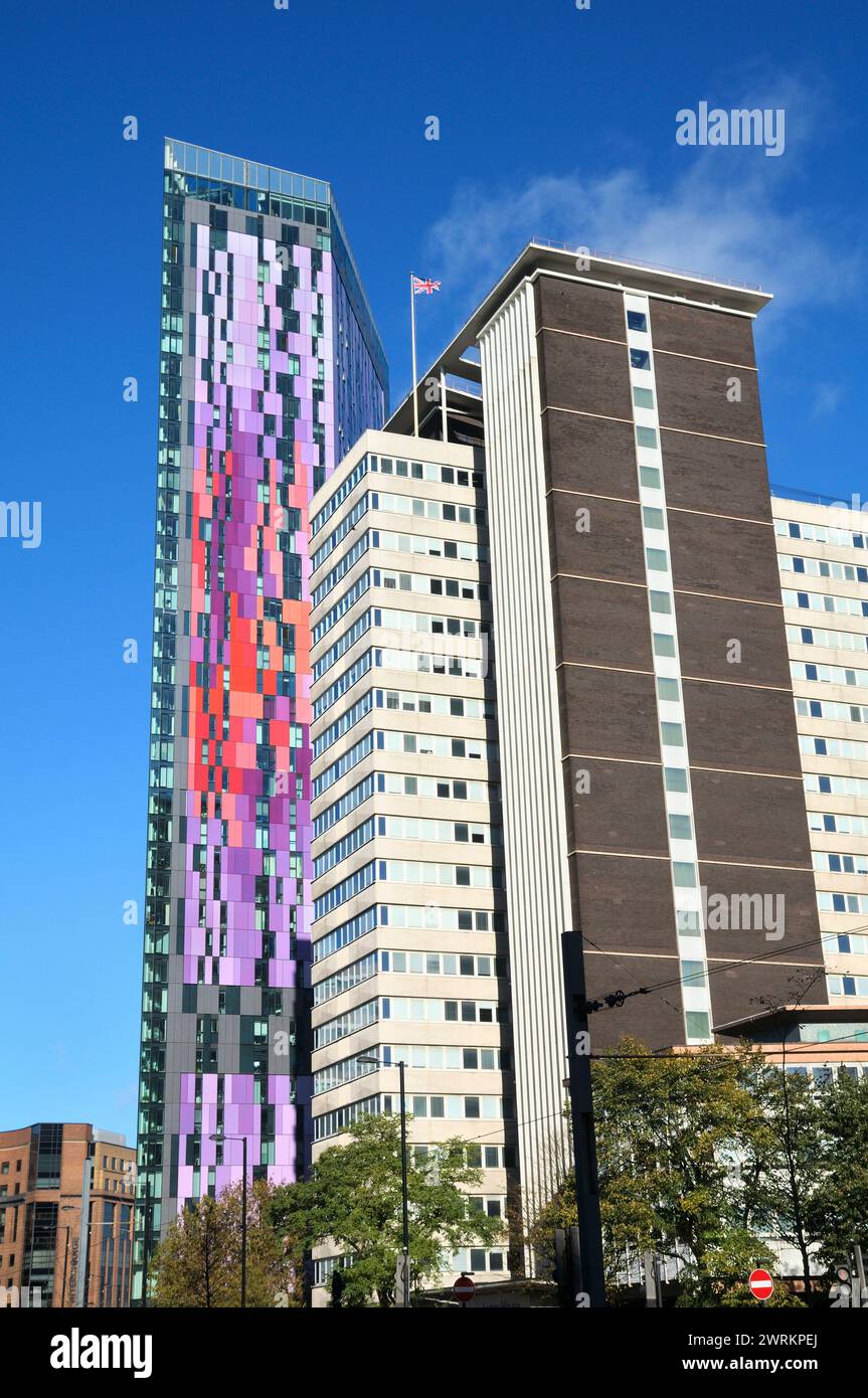 Bandiera Union Jack sopra Lunar House, Croydon, quartier generale per i visti e l'immigrazione dell'Agenzia di frontiera del Regno Unito, divisione dell'Home Office, accanto all'edificio della Saffron Tower Foto Stock