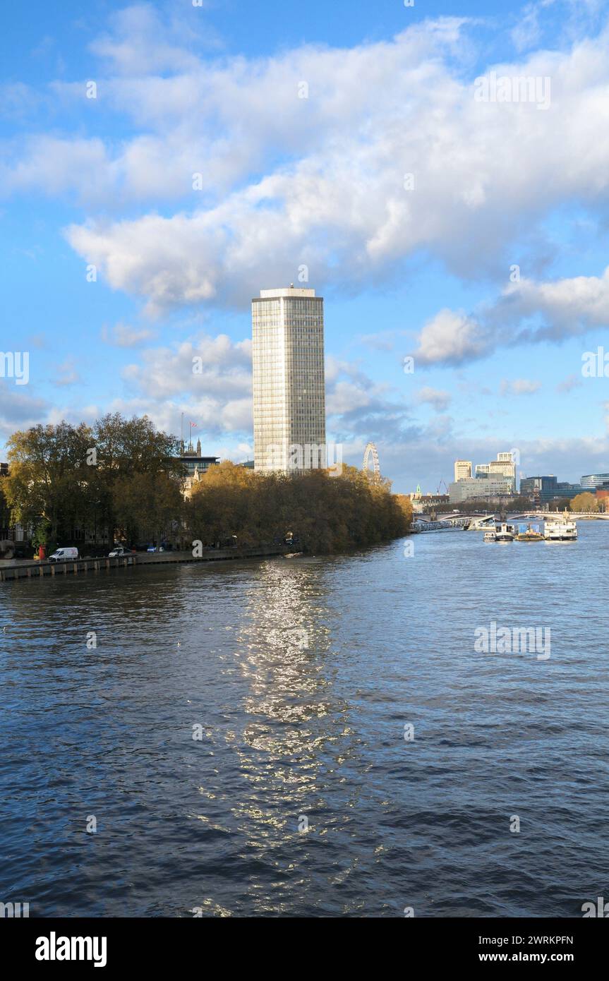 Millbank Tower e il Tamigi, Londra, Inghilterra, Regno Unito. Architetto: Ronald Ward e Partners. Costruito nel 1963. Edificio classificato di grado II di 118 metri. Foto Stock