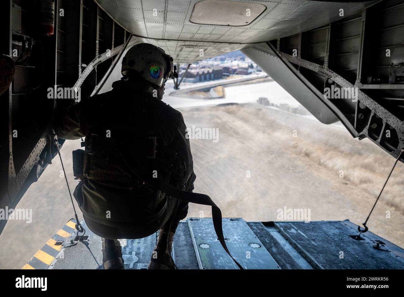 Darvel Washington, un CH-53E capo dell'equipaggio del Super Stallion con Marine Heavy Helicopter Squadron (HMH) 466 Foto Stock