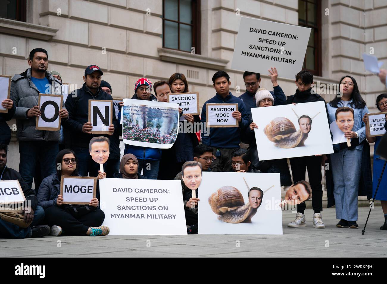 I manifestanti di Stars of Myanmar Friendship e della Birmania Campaign UK partecipano a una manifestazione al di fuori del Foreign Office di Londra, contro il "ritmo della lumaca nell'attuazione di nuove sanzioni contro i militari del Myanmar”. Data foto: Mercoledì 13 marzo 2024. Foto Stock