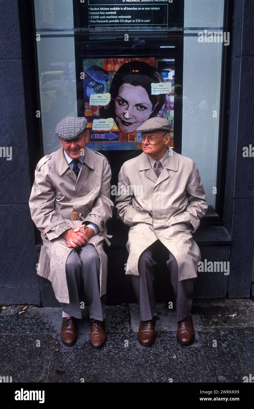 1990s Regno Unito, Gay senior men vestono con abiti identici. Gli anni '1990 del Regno Unito. Gay Pride due anziani, uomini più anziani vestiti in modo simile l'uno all'altro. Sono venuti a dare il loro sostegno ai giovani uomini gay e alla comunità LGBTQ. Manchester Pride Festival Lancashire, Inghilterra agosto 1999. HOMER SYKES Foto Stock