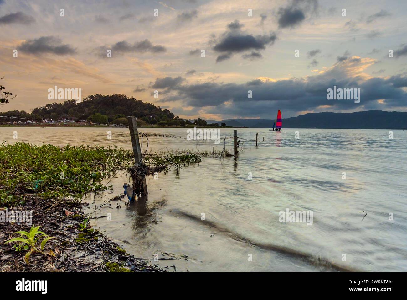 Il lago Timah Tasoh Dam si trova nello stato di Perlis in Malesia. Scopri la tranquilla bellezza del lago Timah Tasoh Dam a Perlis, Malesia. Foto Stock