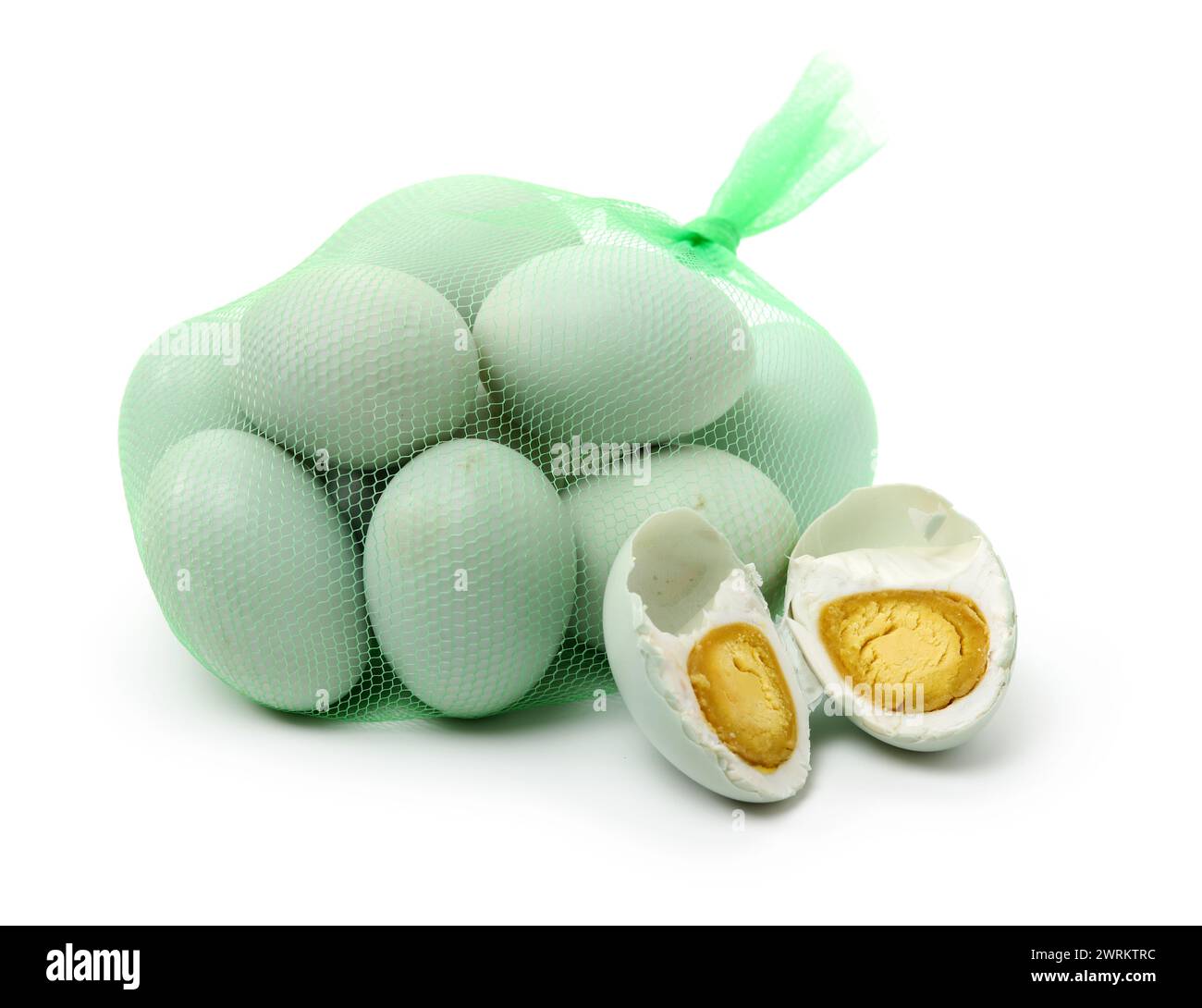 Uova d'anatra salate su sfondo bianco Foto Stock