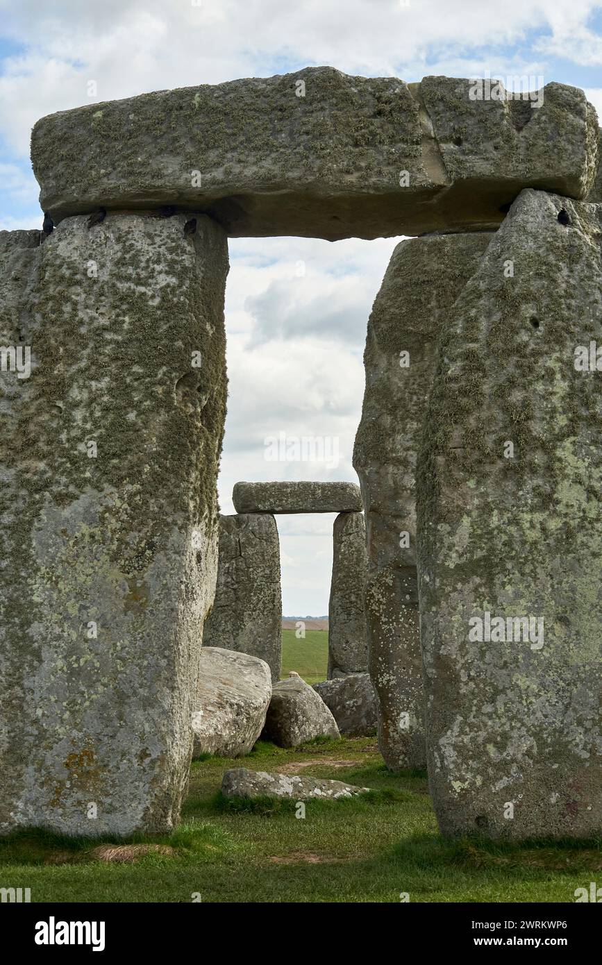 Le pietre megalitiche in piedi, ora una delle principali attrazioni turistiche, di Stonehenge, Wiltshire, sotto un cielo nuvoloso Foto Stock