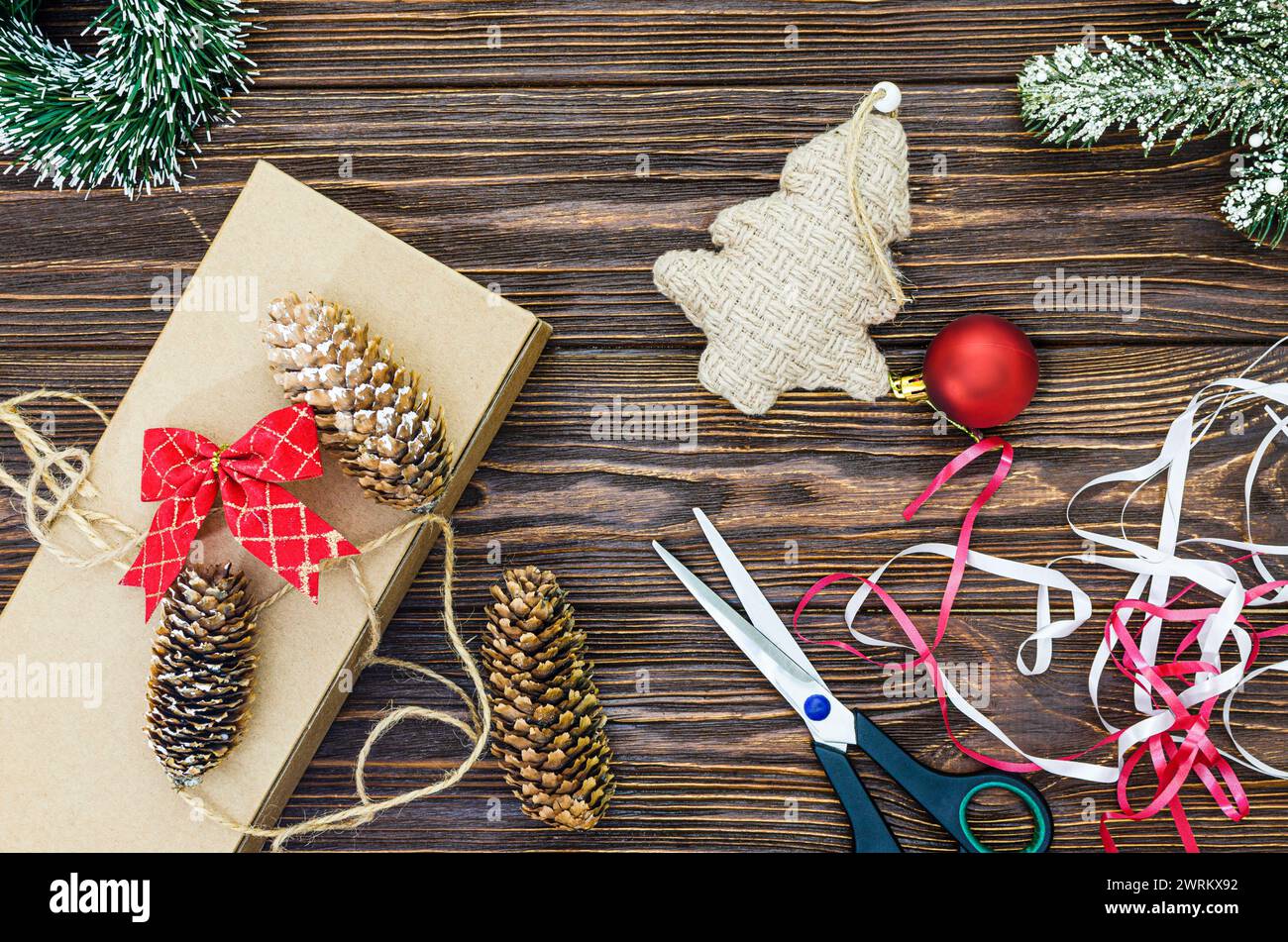 Preparazione per il nuovo anno. Fare regali con le proprie mani. Confezione regalo Foto Stock