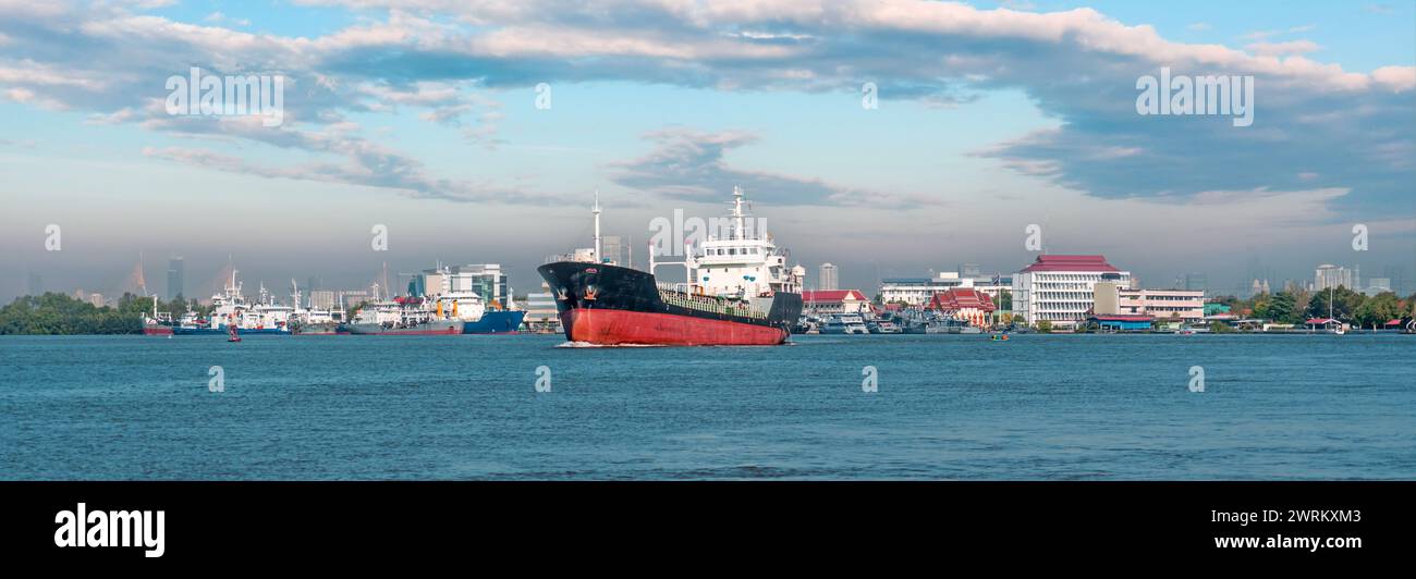 Nave da carico generale con gru che navigano in acqua ferma. Trasporto di merci, navi nautiche, comunicazioni globali, industria, trasporto, logistica Foto Stock