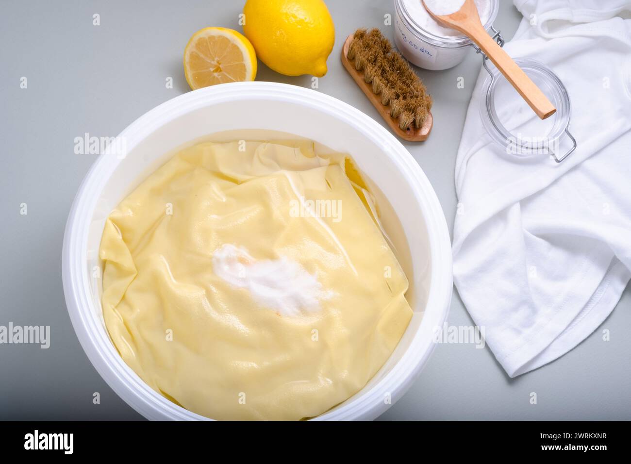 Eco-compatibile fatto in casa, rimozione delle macchie sui vestiti con bicarbonato. Prodotti per la pulizia naturale. concetto di colorazione della vita quotidiana. vista dall'alto. Foto Stock