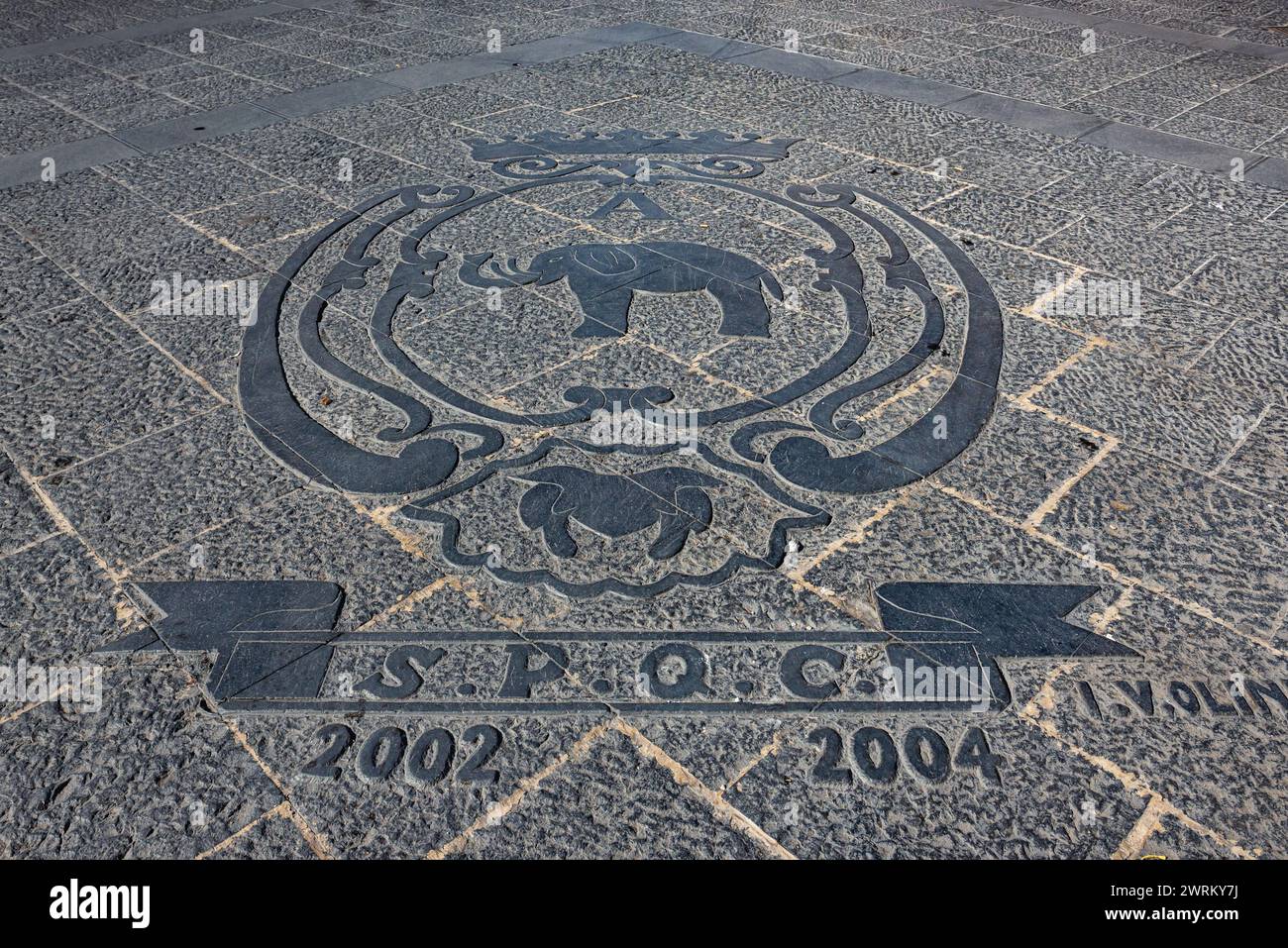 Stemma di Catania su un marciapiede nella parte storica della città di Catania sull'isola di Sicilia, Italia Foto Stock