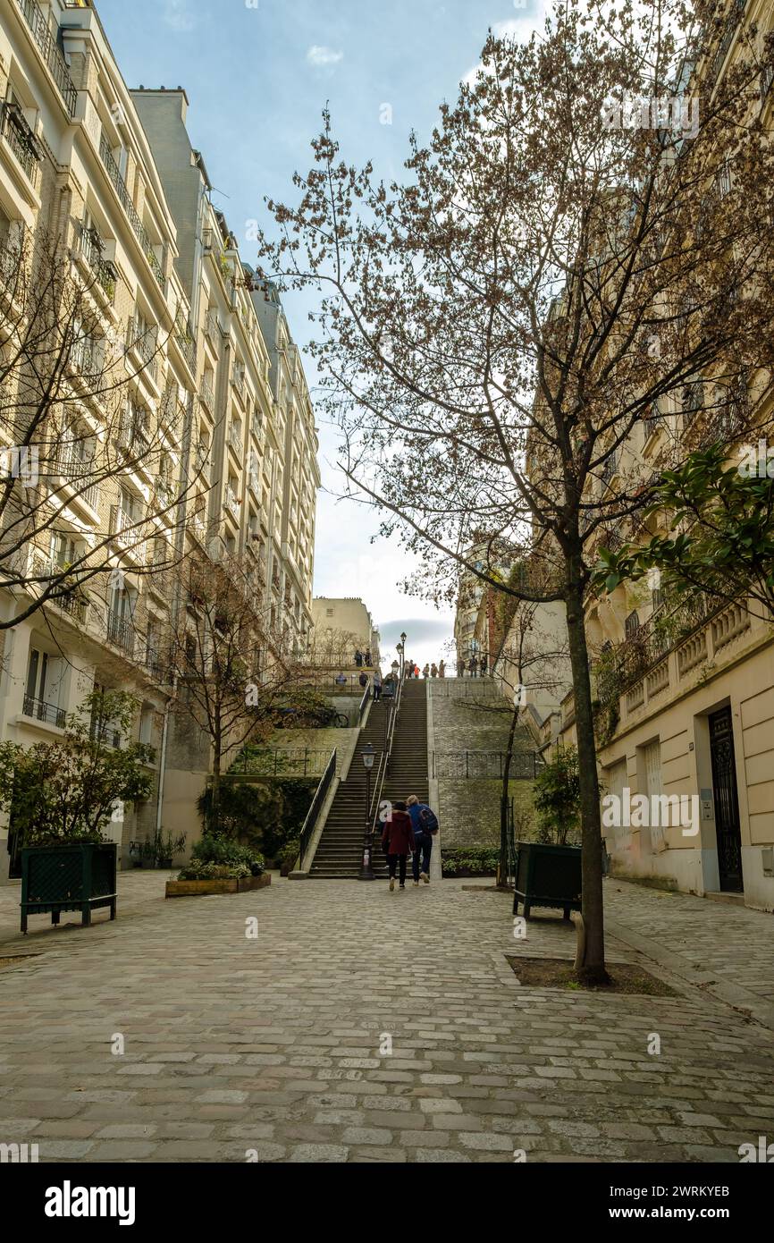 Parigi, Francia - 17 febbraio 2024 : Vista panoramica dei turisti che camminano su e giù per le pittoresche scale nell'area di Montmartre a Parigi Francia Foto Stock