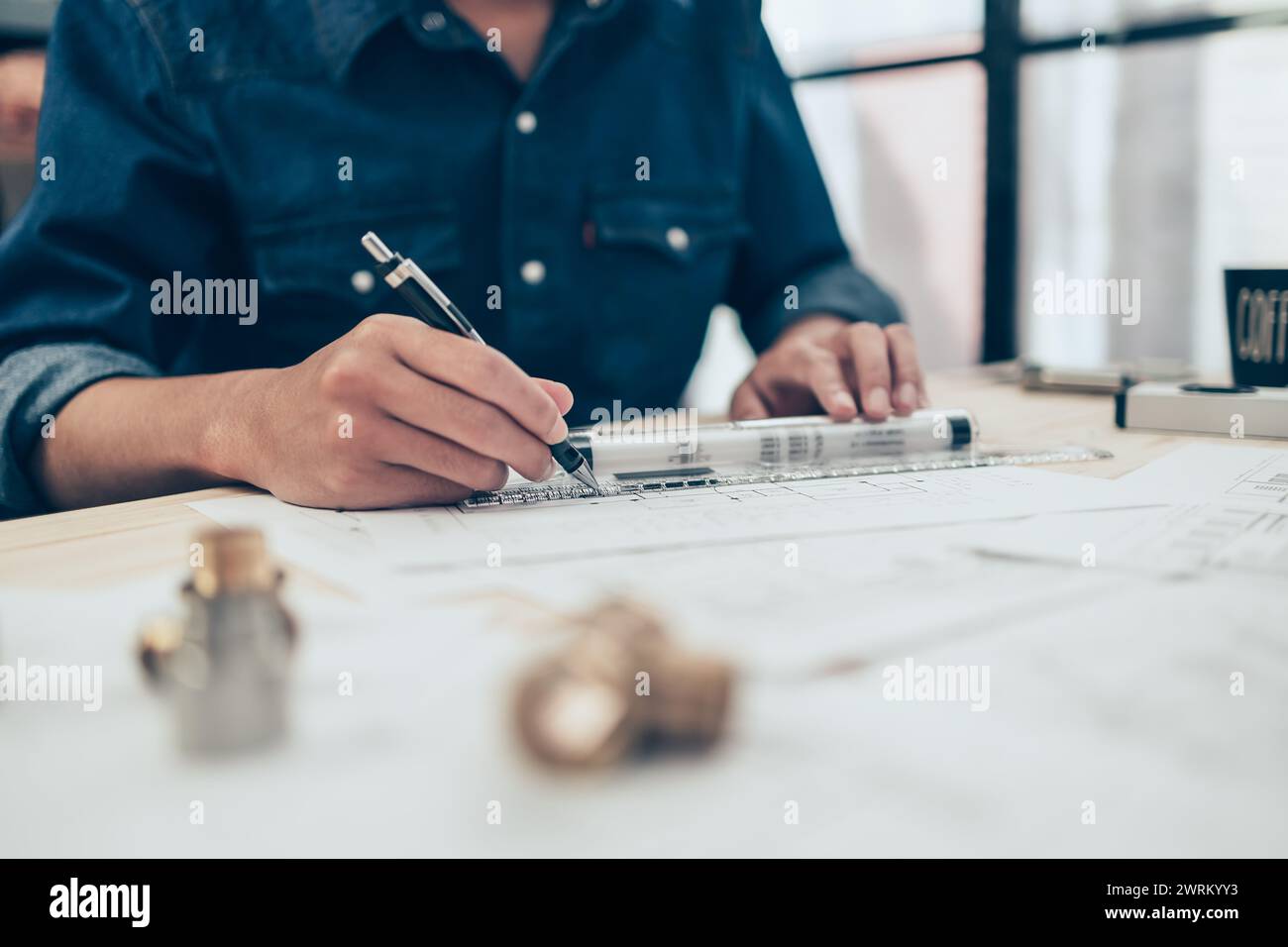 L'ingegnere architetto utilizza la progettazione di disegni a penna e mini diapositive a T lavorando sul progetto. Progettazione e costruzione di case. Foto Stock