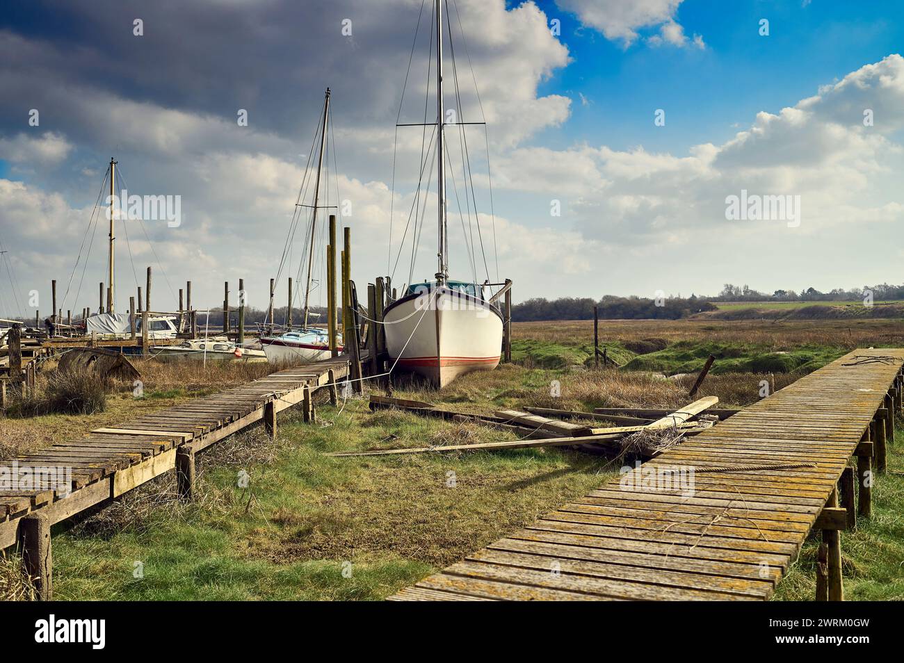 Barche e getti d'acqua a Skippool Creek, Lancashire, Regno Unito Foto Stock