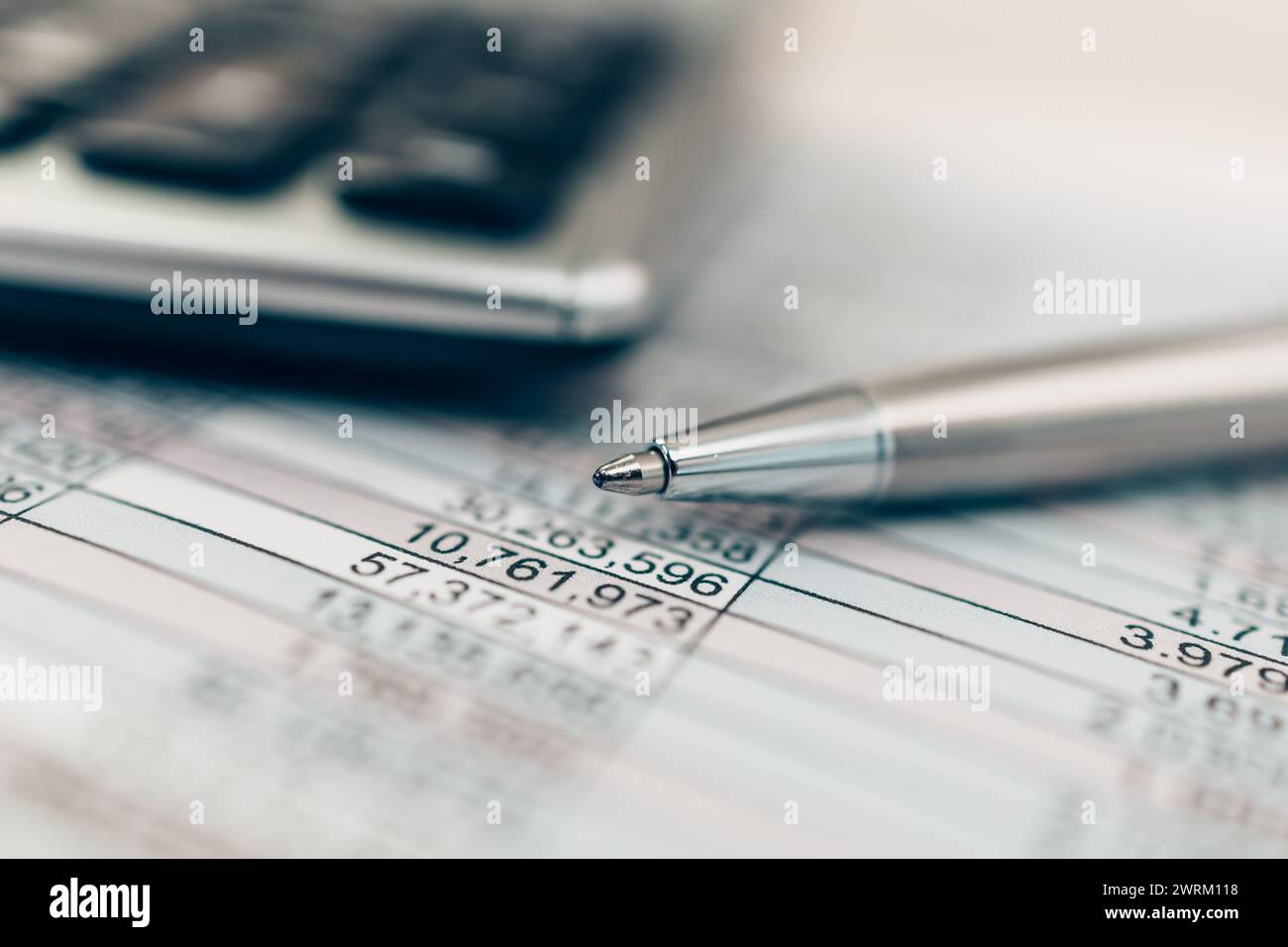 Penna e calcolatrice in ufficio. Oggetto per il calcolatore per calcolare saldo, projit, valuta e costo. Concetto contabile e finanziario. Foto Stock