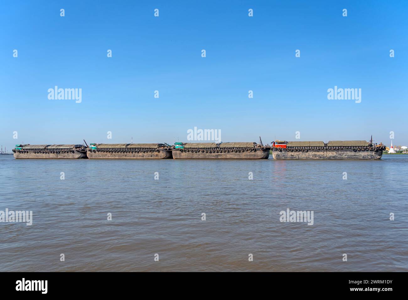 Chiatta con trasporto di merci sfuse su terreno rimorchio Row River. Foto Stock