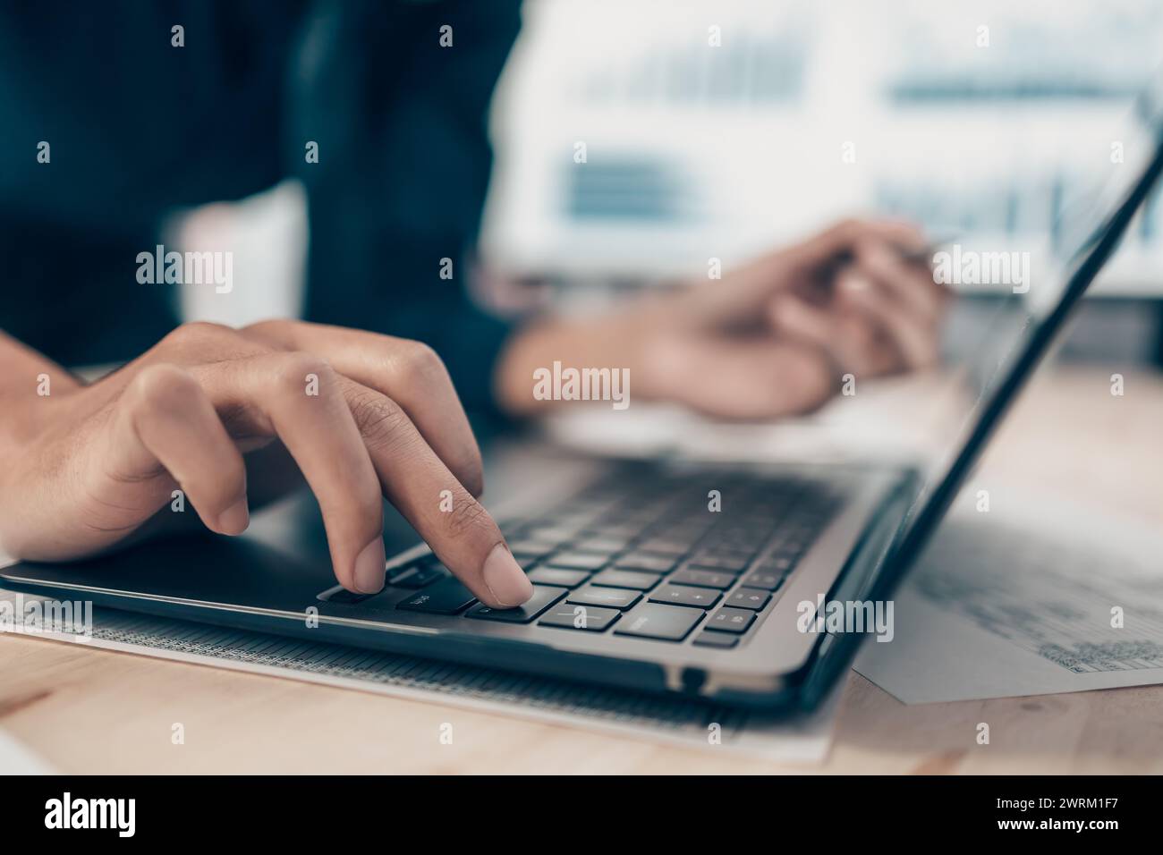 Gli investitori che lavorano in ufficio e utilizzano la tastiera del computer e il laptop per controllare i costi dei dati, il saldo, il projit e la valuta. Contabilità e finanziaria co Foto Stock