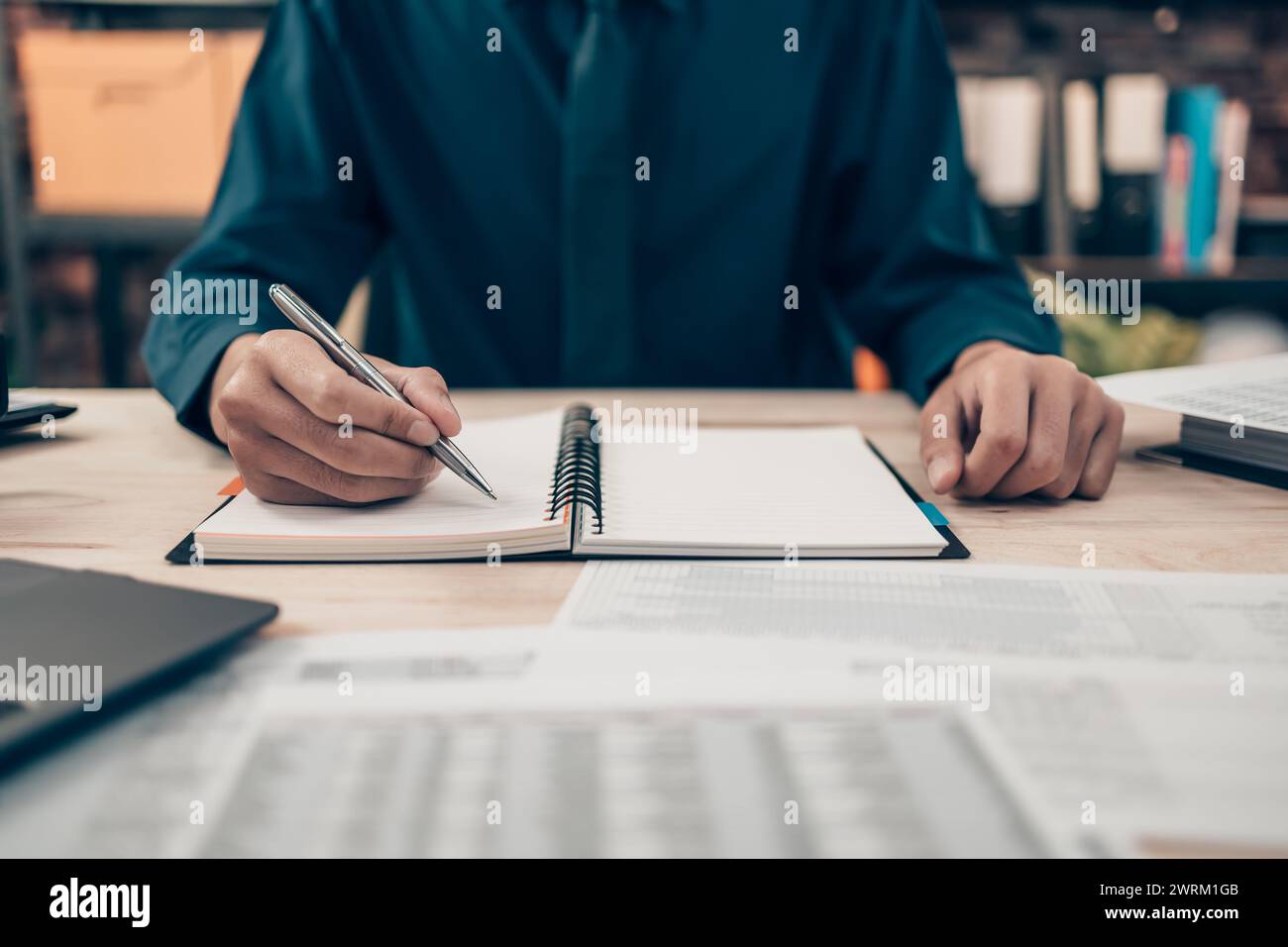 Gli investitori che lavorano in ufficio e utilizzano una panoramica e puntano per controllare i costi, il saldo, il projit e la valuta. Concetto contabile e finanziario Foto Stock