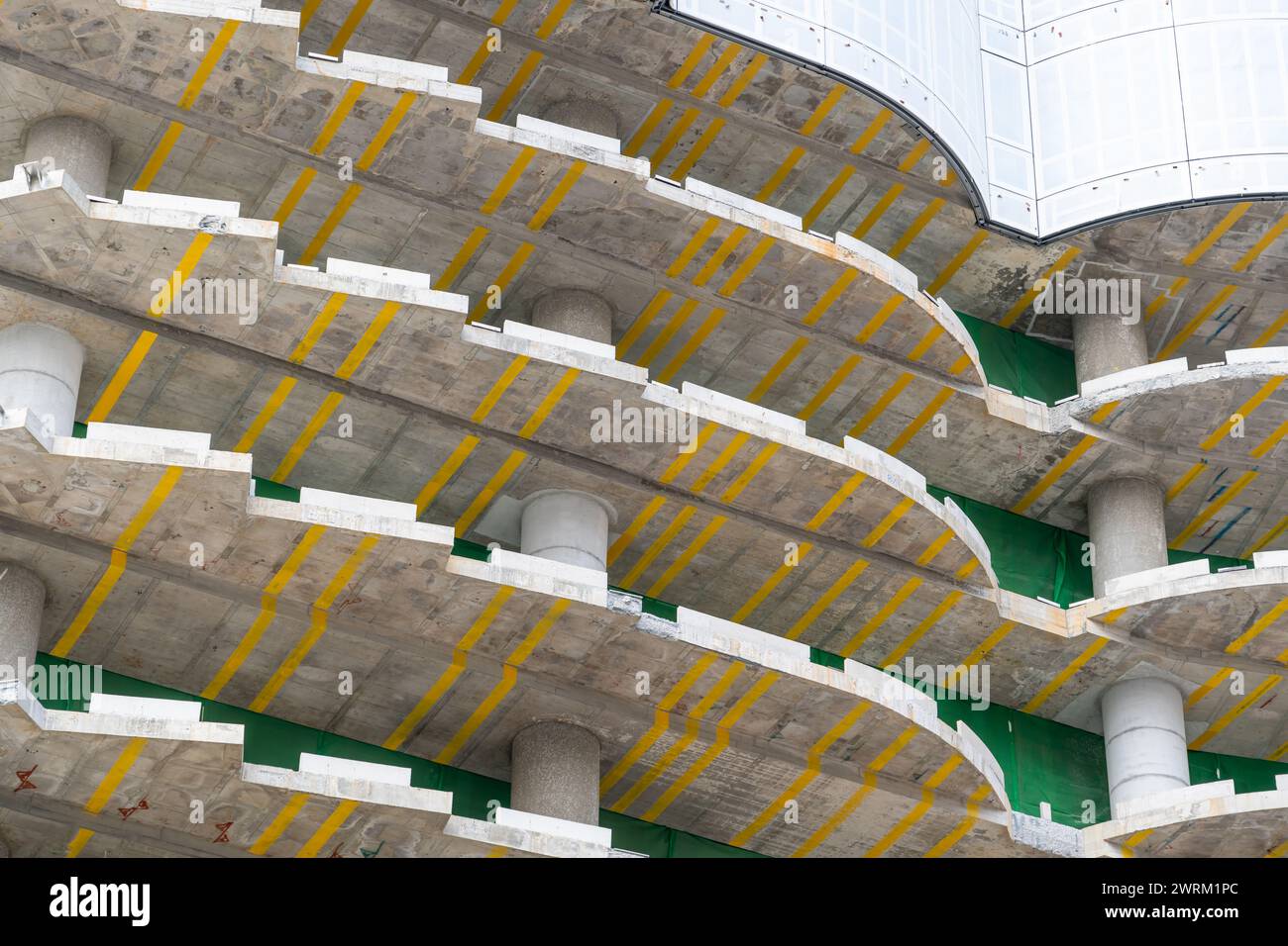 Costruzione incompiuta della Monolithic House. Costruzione di un edificio monolitico a più piani. Lavori sul sito da concrete Apartments Building Framework Foto Stock