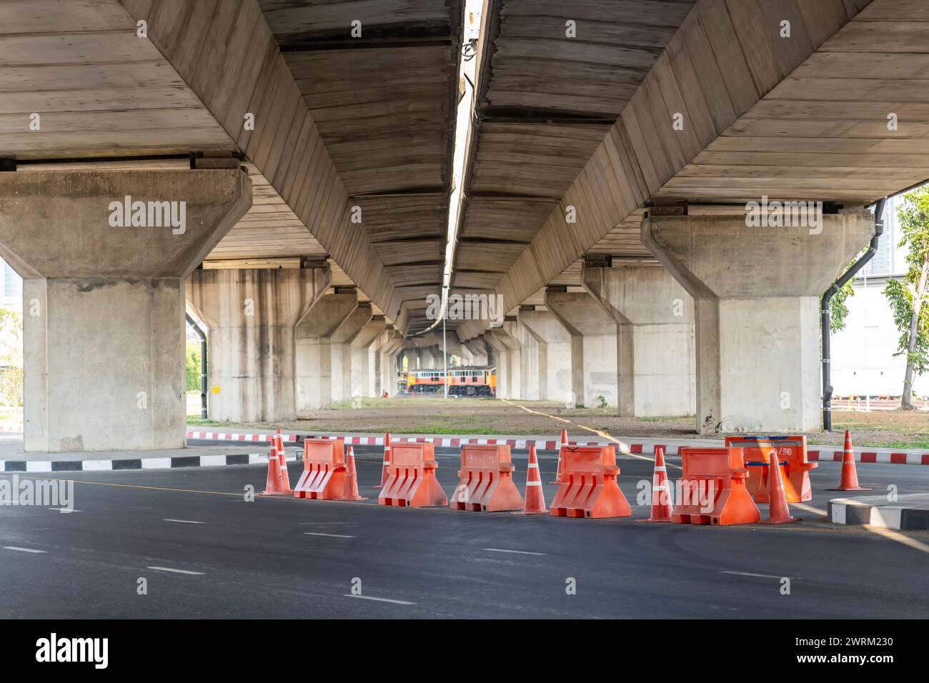 Vista sotto la limitazione del blocco di sovrapposizione dello svincolo della strada del ponte. Foto Stock