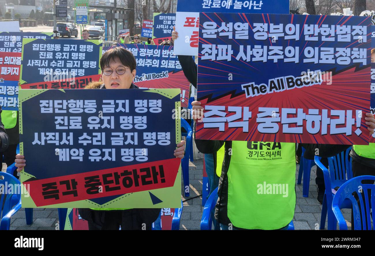 I membri dell'Associazione medica Provinciale di Gyeonggi hanno un cartello con scritto 'fermare la politica medica del governo Yoon Suk Yeol' durante una manifestazione di protesta contro la politica medica del governo vicino all'ufficio presidenziale. Il ministero della salute della Corea del Sud ha implorato i professori di medicina di non dimettersi a sostegno di un abbandono di massa da parte dei medici in formazione, poiché la loro azione lavorativa ha mostrato segni di escalation, con interruzioni nei servizi medici che continuano per più di tre settimane. Più del 90% dei 13.000 medici tirocinanti del paese ha abbandonato il lavoro sotto forma di dimissioni di massa per protestare contro il via libera Foto Stock