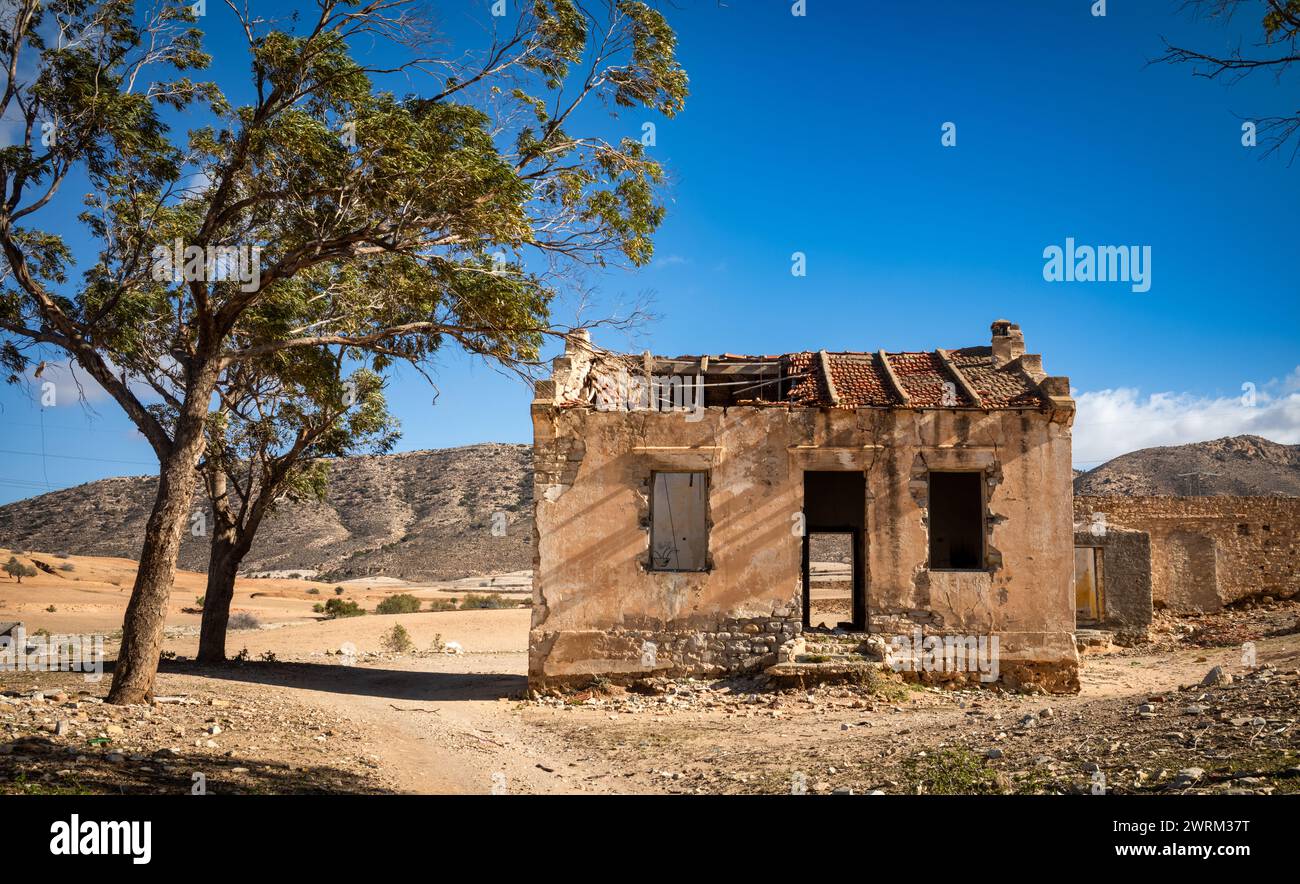 Una fattoria abbandonata e abbandonata e una piccola azienda agricola ad Ain El Batria, Tunisia Foto Stock