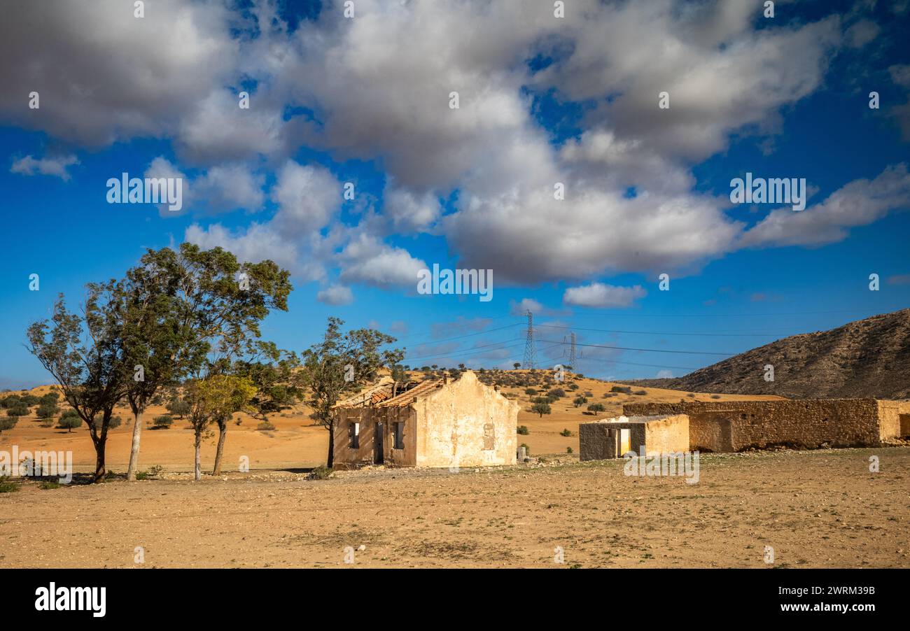 Una fattoria abbandonata e abbandonata e una piccola azienda agricola ad Ain El Batria, Tunisia Foto Stock