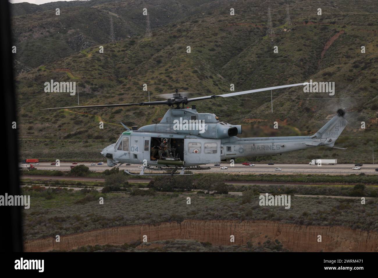 Un Venom UH-1Y del corpo dei Marines degli Stati Uniti con Marine Light Attack Helicopter Squadron (HMLA) 169, Marine Aircraft Group 39, 3rd Marine Air Wing Foto Stock