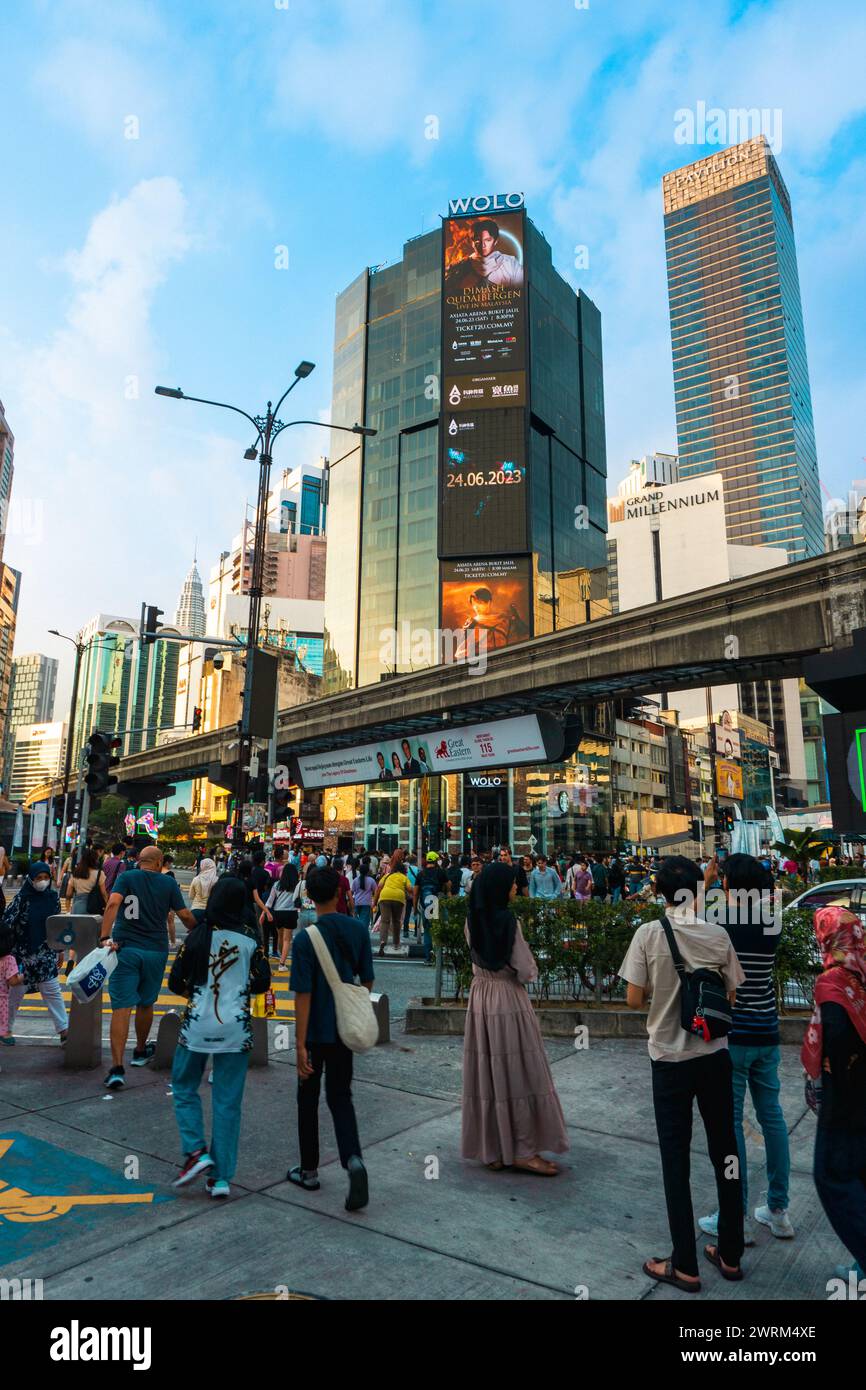 Kuala Lumpur, Malesia - 16 giugno 2023: La trafficata strada di Jalan Bukit Bintang all'incrocio di Bukit Bintang nel centro di Kuala Lumpur. Foto Stock