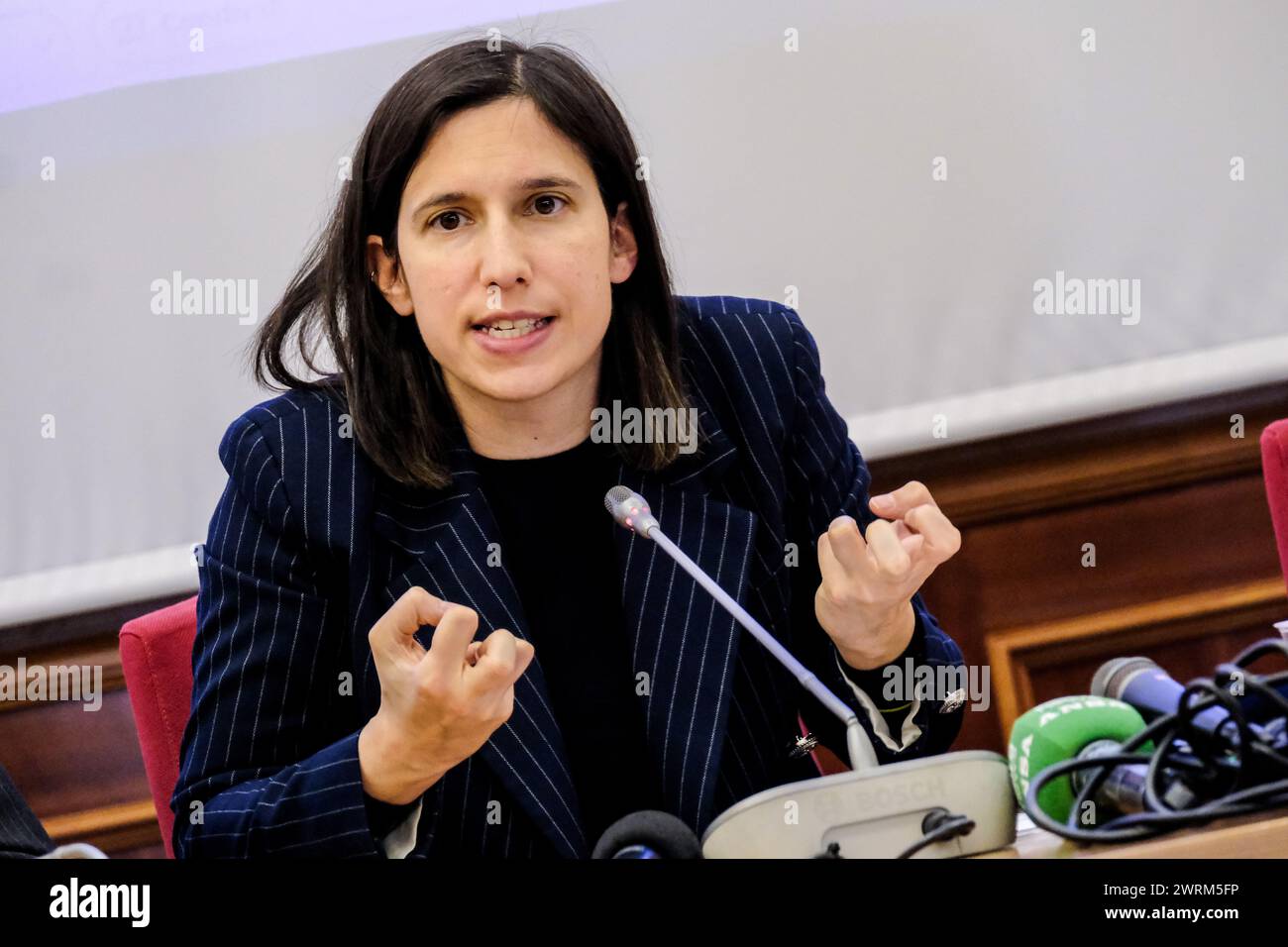 La segretaria PD Elly Schlein alla conferenza stampa per illustrare la battaglia del partito contro il nuovo codice della strada definita il &#x2018;codice degli stragi' tenutasi presso il gruppo lamentare PD alla camera dei deputati a Roma, Mercoled&#xec;, 13 marzo 2024 (foto Mauro Scrobogna/LaPresse) la segretaria del PD Elly Schlein alla conferenza stampa per illustrare la battaglia del partito contro il nuovo codice autostradale definito "codice dei massacri" tenutasi presso il gruppo parlamentare del PD nella camera dei deputati a Roma, mercoledì 13 marzo 2024. (Foto di Mauro Scrobogna/LaPresse Foto Stock