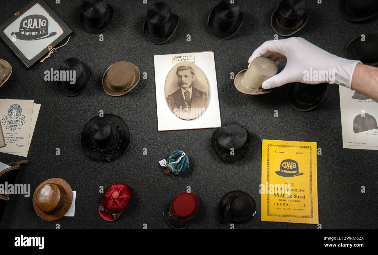 Minuscoli cappelli da una collezione di mini-macchine d'epoca, realizzati da Leeds hatter John Craig nei primi anni '1900, che sono documentati e conservati da esperti del museo e volontari al Leeds Discovery Centre. Data foto: Mercoledì 13 marzo 2024. Foto Stock