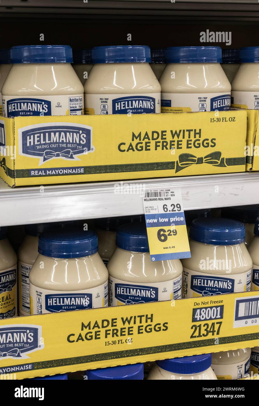 Lafayette - 12 marzo 2024: Mostra di maionese di Hellman in un negozio di alimentari. Il prezzo della maionese Hellmans e Best Foods è un indicatore di un'elevata inflazione Foto Stock