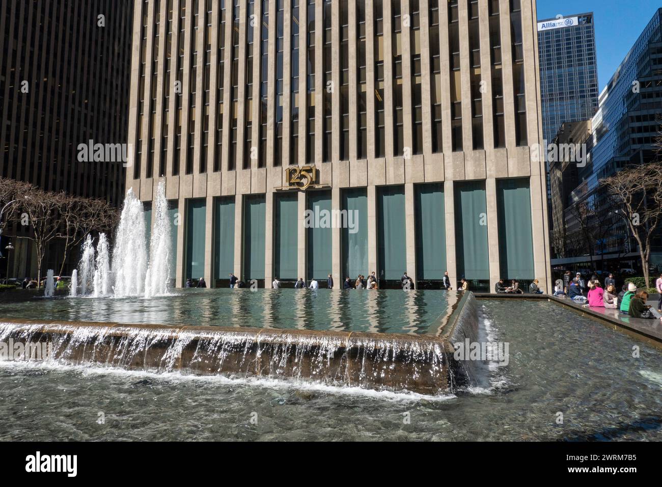 1251 Avenue the Americas è un grattacielo situato nel complesso del centro Rockefeller, 2024, New York City, USA Foto Stock