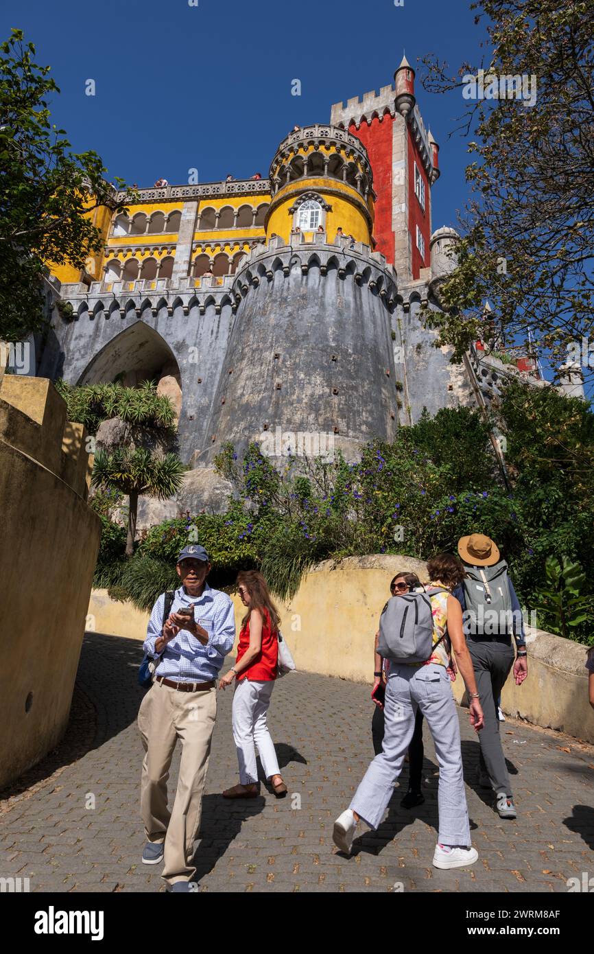 Turisti al Palazzo Nazionale di pena a Sintra, Portogallo. Castello del XIX secolo in stile neomanico e neo-manuelino. Foto Stock